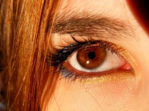 Mit jelez a szemnél felbukkanó sárgás folt?